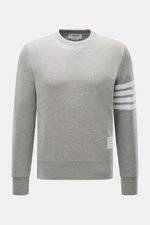 Thom Browne Rundhals-Sweatshirt grau meliert, frontale Nahaufnahme, Baumwolle, Regular Fit, Rundhalsausschnitt, Kontraststreifen Ärmel, Grosgrain-Schlaufe hinten, Rippbündchen, Saumschlitze mit Knöpfen.