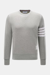 Thom Browne Rundhals-Sweatshirt grau meliert, frontale Nahaufnahme, Baumwolle, Regular Fit, Rundhalsausschnitt, Kontraststreifen Ärmel, Grosgrain-Schlaufe hinten, Rippbündchen, Saumschlitze mit Knöpfen.