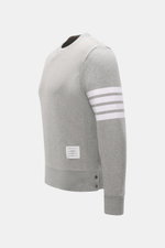 Thom Browne Rundhals-Sweatshirt grau meliert, seitliche Nahaufnahme, Baumwolle, Regular Fit, weiße Armstreifen, Grosgrain-Schlaufe, Rippbündchen, Knopfleiste.