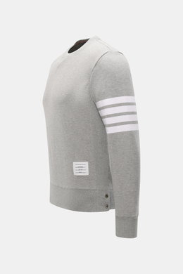 Thom Browne Rundhals-Sweatshirt grau meliert, seitliche Nahaufnahme, Baumwolle, Regular Fit, weiße Armstreifen, Grosgrain-Schlaufe, Rippbündchen, Knopfleiste.