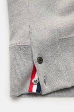 Nahaufnahme eines Thom Browne Rundhals-Sweatshirts grau meliert von unten, zeigt Baumwollstoff, Knöpfe, Saumschlitze mit Grosgrain-Besatz, weicher Griff, Regular Fit, Rundhalsausschnitt, Ärmel mit Kontraststreifen und rückwärtige Grosgrain-Schlaufe.