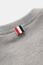 Thom Browne Rundhals-Sweatshirt grau meliert, Detailaufnahme des Rundhalsausschnitts mit Grosgrain-Schlaufe, weiche Baumwolle, Regular Fit.
