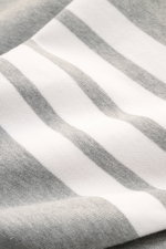 Detailaufnahme des Thom Browne Rundhals-Sweatshirt grau meliert aus weicher Baumwolle, mit Kontraststreifen und Grosgrain-Schlaufe.