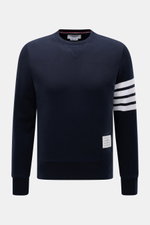 Thom Browne Rundhals-Sweatshirt navy, frontale Nahaufnahme, reines Baumwoll-Sweatshirt mit Rundhalsausschnitt, weiß-schwarze Ärmelstreifen, Grosgrain-Schlaufe, Rippbündchen, geknöpfte Saumschlitze.