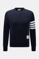 Thom Browne Rundhals-Sweatshirt navy, frontale Nahaufnahme, reines Baumwoll-Sweatshirt mit Rundhalsausschnitt, weiß-schwarze Ärmelstreifen, Grosgrain-Schlaufe, Rippbündchen, geknöpfte Saumschlitze.