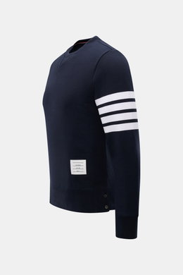 Thom Browne Rundhals-Sweatshirt navy, seitliche Perspektive, Baumwolle, Regular Fit, weiße Kontraststreifen am Ärmel, Grosgrain-Schlaufe hinten, Rippbündchen, Saumschlitze mit Knöpfen.