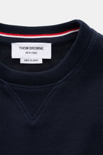 Nahaufnahme des Thom Browne Rundhals-Sweatshirt navy vom Kragen aus gesehen, Baumwolle, weicher Griff, Regular Fit, mit typischer Grosgrain-Schlaufe.