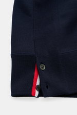 Nahaufnahme des Thom Browne Rundhals-Sweatshirt navy mit geknöpften Saumschlitzen, Grosgrain-Schlaufe und kontrastreichen Ärmeln, Baumwolle.