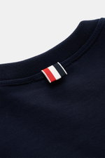 Nahaufnahme des Thom Browne Rundhals-Sweatshirt navy, fotografiert von oben auf den Rundhalsausschnitt mit Grosgrain-Schlaufe.