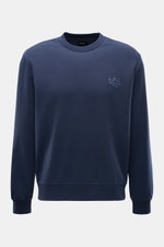 A.P.C. Rundhals-Sweatshirt 'Standard Rue Madame' navy, frontale Nahaufnahme, aus leicht elastischer Baumwolle mit farblich abgesetztem Logo-Stitching auf der Brust.