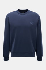 A.P.C. Rundhals-Sweatshirt 'Standard Rue Madame' navy, frontale Nahaufnahme, aus leicht elastischer Baumwolle mit farblich abgesetztem Logo-Stitching auf der Brust.