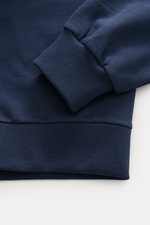 Nahaufnahme von Ärmel und Saum des A.P.C. Rundhals-Sweatshirt 'Standard Rue Madame' navy aus elastischer Baumwolle mit Rippbündchen.