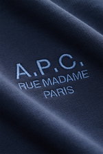 Nahaufnahme des A.P.C. Rundhals-Sweatshirts 'Standard Rue Madame' navy mit farblich abgesetztem Logo-Stitching auf weichem Baumwollstoff.