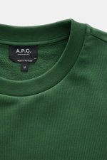 Nahaufnahme des A.P.C. Rundhals-Sweatshirt 'Standard Rue Madame' dunkelgrün mit elastischem Baumwollstoff, weichem Griff und Rippbündchen, von oben fotografiert.