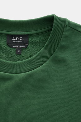 Nahaufnahme des A.P.C. Rundhals-Sweatshirt 'Standard Rue Madame' dunkelgrün mit elastischem Baumwollstoff, weichem Griff und Rippbündchen, von oben fotografiert.