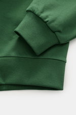 Nahaufnahme aus schräger Perspektive des A.P.C. Rundhals-Sweatshirt 'Standard Rue Madame' dunkelgrün mit weichem Griff, Rippbündchen und elastischem Baumwollstoff.
