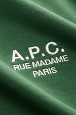 Nahaufnahme des dunkelgrünen A.P.C. Rundhals-Sweatshirts 'Standard Rue Madame' mit weißem Sticklogo, Detailansicht der Baumwollstruktur, weich und elastisch.