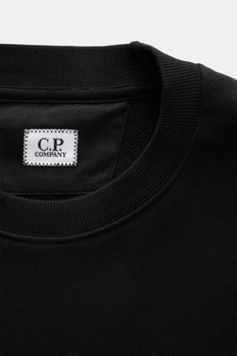 Nahaufnahme des Rundhalsausschnitts mit C.P. Company Sweatshirt schwarz, aus leichter, weicher, reiner Baumwolle, Regular Fit.