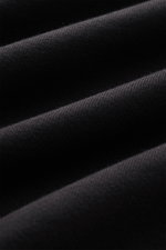 Nahaufnahme des schwarzen C.P. Company Sweatshirts aus leichter Baumwolle, zeigt feine Struktur und weichen Griff in Detailperspektive.