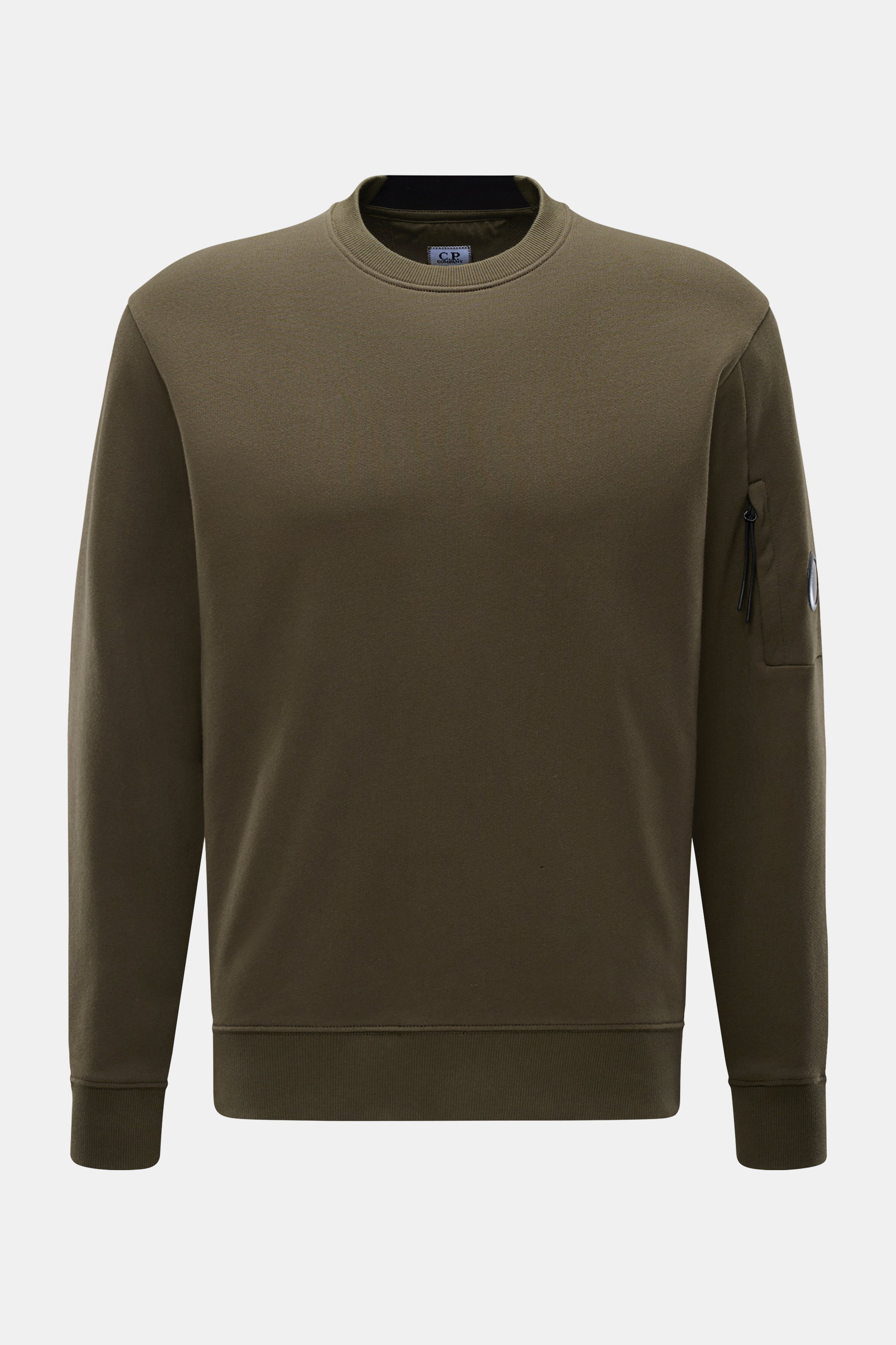 C.P. Company Sweatshirt oliv, frontale Nahaufnahme, leichter Baumwoll-Sweatshirt mit Rundhalsausschnitt, Ärmeltasche mit Linsen-Detail, Rippbündchen, Regular Fit.