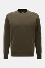 C.P. Company Sweatshirt oliv, frontale Nahaufnahme, leichter Baumwoll-Sweatshirt mit Rundhalsausschnitt, Ärmeltasche mit Linsen-Detail, Rippbündchen, Regular Fit.