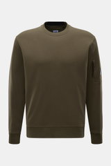 C.P. Company Sweatshirt oliv, frontale Nahaufnahme, leichter Baumwoll-Sweatshirt mit Rundhalsausschnitt, Ärmeltasche mit Linsen-Detail, Rippbündchen, Regular Fit.