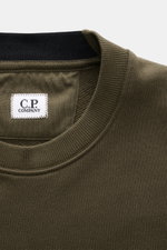 Nahaufnahme des Rundhalsausschnitts vom C.P. Company Sweatshirt oliv, aus leichter, weicher Baumwolle mit labeltypischem Linsen-Detail.