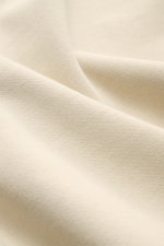 Nahaufnahme des sandfarbenen C.P. Company Sweatshirt sand aus reiner Baumwolle mit feiner, leichter Struktur und weichem Griff.