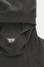Stone Island Fleece-Kapuzenpullover "Stellina" dunkelgrau, Nahaufnahme der Kapuze, Fleece aus Microfaser und Schurwolle, weicher Griff, Regular Fit, Stellina-Stitching, Kapuze, reflektierende Naht, Raglanärmel, elastische Bündchen.