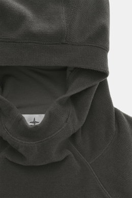 Stone Island Fleece-Kapuzenpullover "Stellina" dunkelgrau, Nahaufnahme der Kapuze, Fleece aus Microfaser und Schurwolle, weicher Griff, Regular Fit, Stellina-Stitching, Kapuze, reflektierende Naht, Raglanärmel, elastische Bündchen.