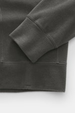 Stone Island Fleece-Kapuzenpullover 'Stellina' dunkelgrau, Detailaufnahme von Ärmel und Saum, Fleece Microfaser & Schurwolle, weicher Griff, Regular Fit, dezentes Stellina-Stitching, Kapuze, reflektierende Naht, Raglanärmel, elastische Bündchen.
