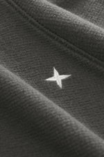 Nahaufnahme des Stone Island Fleece-Kapuzenpullover 'Stellina' dunkelgrau, Detailansicht des hochwertigen Microfaser- und Schurwollstoffs mit dezentem Stellina-Stitching.