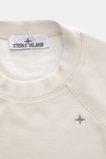 Stone Island Fleece-Sweatshirt 'Stellina' creme, Nahaufnahme von oben, Microfaser und Schurwolle, weicher Griff, Regular Fit, Rundhalsausschnitt, Raglanärmel, elastische Bündchen, dezentes Stellina-Stitching, reflektierende Naht.