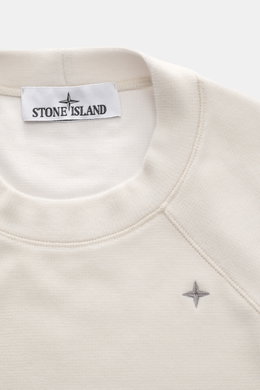 Stone Island Fleece-Sweatshirt 'Stellina' creme, Nahaufnahme von oben, Microfaser und Schurwolle, weicher Griff, Regular Fit, Rundhalsausschnitt, Raglanärmel, elastische Bündchen, dezentes Stellina-Stitching, reflektierende Naht.