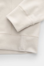 Detailaufnahme des Stone Island Fleece-Sweatshirts 'Stellina' creme von oben, mit weichem Griff, Regular Fit, Raglanärmeln, Rundhalsausschnitt, elastischen Bündchen, markanter Naht und reflektierenden Details aus hochwertiger Microfaser und Schurwolle.