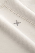 Nahaufnahme aus schräger Perspektive des Stone Island Fleece-Sweatshirt 'Stellina' creme mit weichem Griff, hochwertiger Microfaser, Schurwolle, Rundhalsausschnitt, Raglanärmeln, elastischen Bündchen, dezenter Stellina-Stitching und markanter Naht mit ref