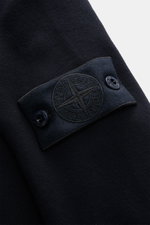 Nahaufnahme des tonalen Kompass-Badges am Ärmel des Stone Island Sweatshirt 'Ghost Piece' navy aus elastischer Baumwolle, weich und komfortabel.