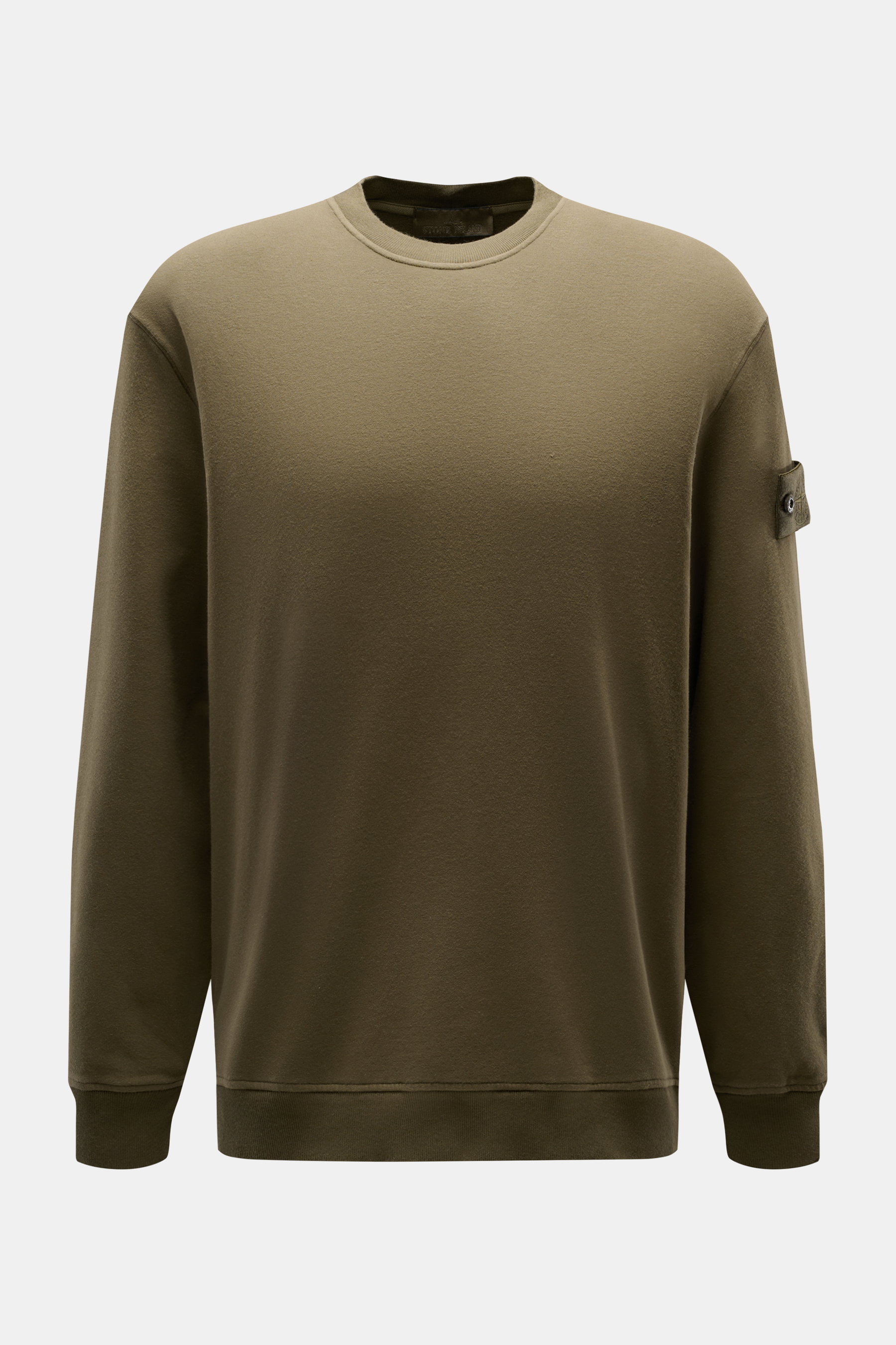 Stone Island Sweatshirt 'Ghost Piece' oliv, frontale Nahaufnahme, Baumwollqualität, Rundhalsausschnitt, tonales Kompass-Badge am Ärmel, Regular Fit, weicher Griff, komfortable Rippbündchen.