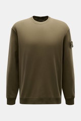 Stone Island Sweatshirt 'Ghost Piece' oliv, frontale Nahaufnahme, Baumwollqualität, Rundhalsausschnitt, tonales Kompass-Badge am Ärmel, Regular Fit, weicher Griff, komfortable Rippbündchen.