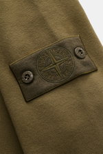 Nahaufnahme des tonalen Kompass-Badges mit Knöpfen am Ärmel des Stone Island Sweatshirt 'Ghost Piece' oliv, Baumwollqualität, weicher Griff.