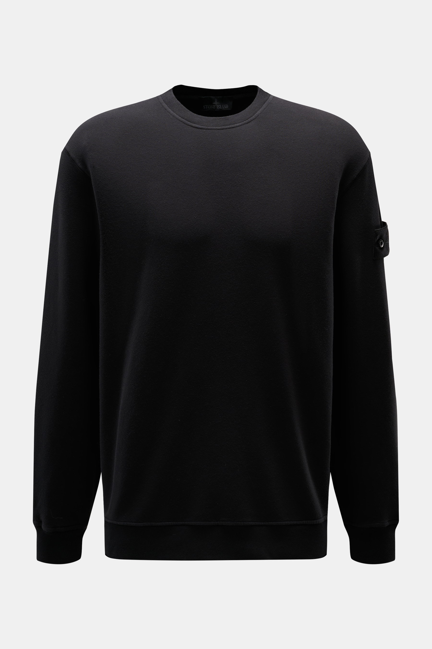 Stone Island Sweatshirt 'Ghost Piece' schwarz, frontal fotografiert, cleanes Design, elastische Baumwolle, tonales Kompass-Badge am Ärmel, Rundhalsausschnitt, Regular Fit.
