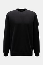 Stone Island Sweatshirt 'Ghost Piece' schwarz, frontal fotografiert, cleanes Design, elastische Baumwolle, tonales Kompass-Badge am Ärmel, Rundhalsausschnitt, Regular Fit.