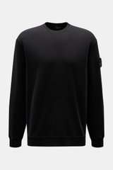Stone Island Sweatshirt 'Ghost Piece' schwarz, frontal fotografiert, cleanes Design, elastische Baumwolle, tonales Kompass-Badge am Ärmel, Rundhalsausschnitt, Regular Fit.