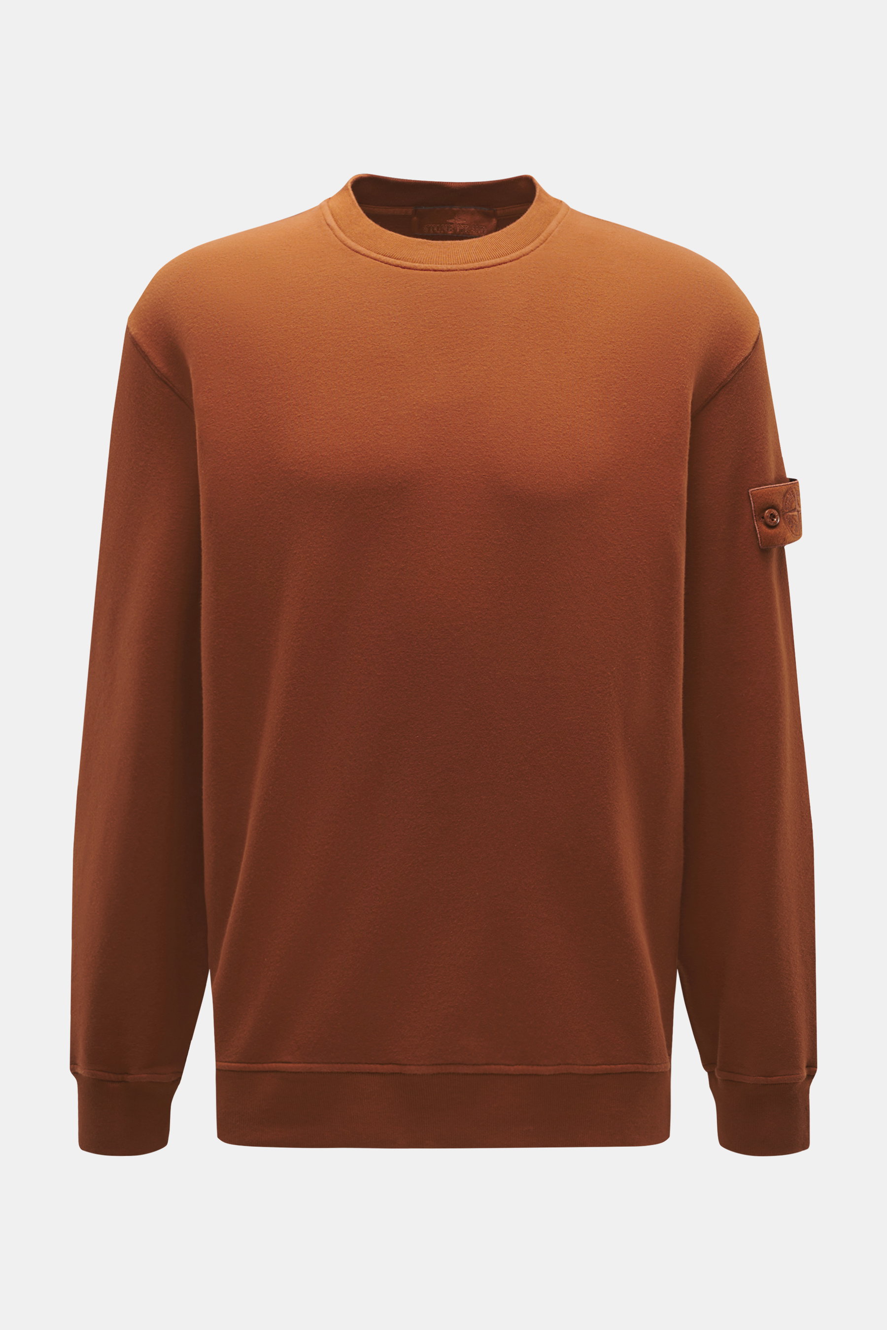 Stone Island Sweatshirt 'Ghost Piece' rostbraun, frontal fotografiert, Baumwolle, elastisch, Rundhals, tonales Kompass-Badge am Ärmel, Rippbündchen, Regular Fit.