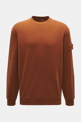 Stone Island Sweatshirt 'Ghost Piece' rostbraun, frontal fotografiert, Baumwolle, elastisch, Rundhals, tonales Kompass-Badge am Ärmel, Rippbündchen, Regular Fit.