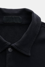Nahaufnahme von Stone Island Longsleeve Sweat-Poloshirt 'Ghost Piece' navy, weicher Baumwollsweat mit Polokragen und Stone Island-Patch am Oberarm, fotografiert aus frontaler Perspektive.