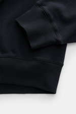 Nahaufnahme des Ärmels und Bündchens des Stone Island Longsleeve Sweat-Poloshirt 'Ghost Piece' navy aus weichem Baumwollsweat, elastisch und in Regular Fit.