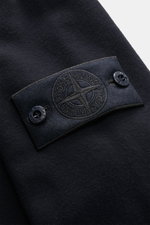 Nahaufnahme des Stone Island Longsleeve Sweat-Poloshirt 'Ghost Piece' navy in Regular Fit, weicher Baumwoll-Sweat mit Polokragen und typischem Oberarm-Patch aus der Ghost Collection.