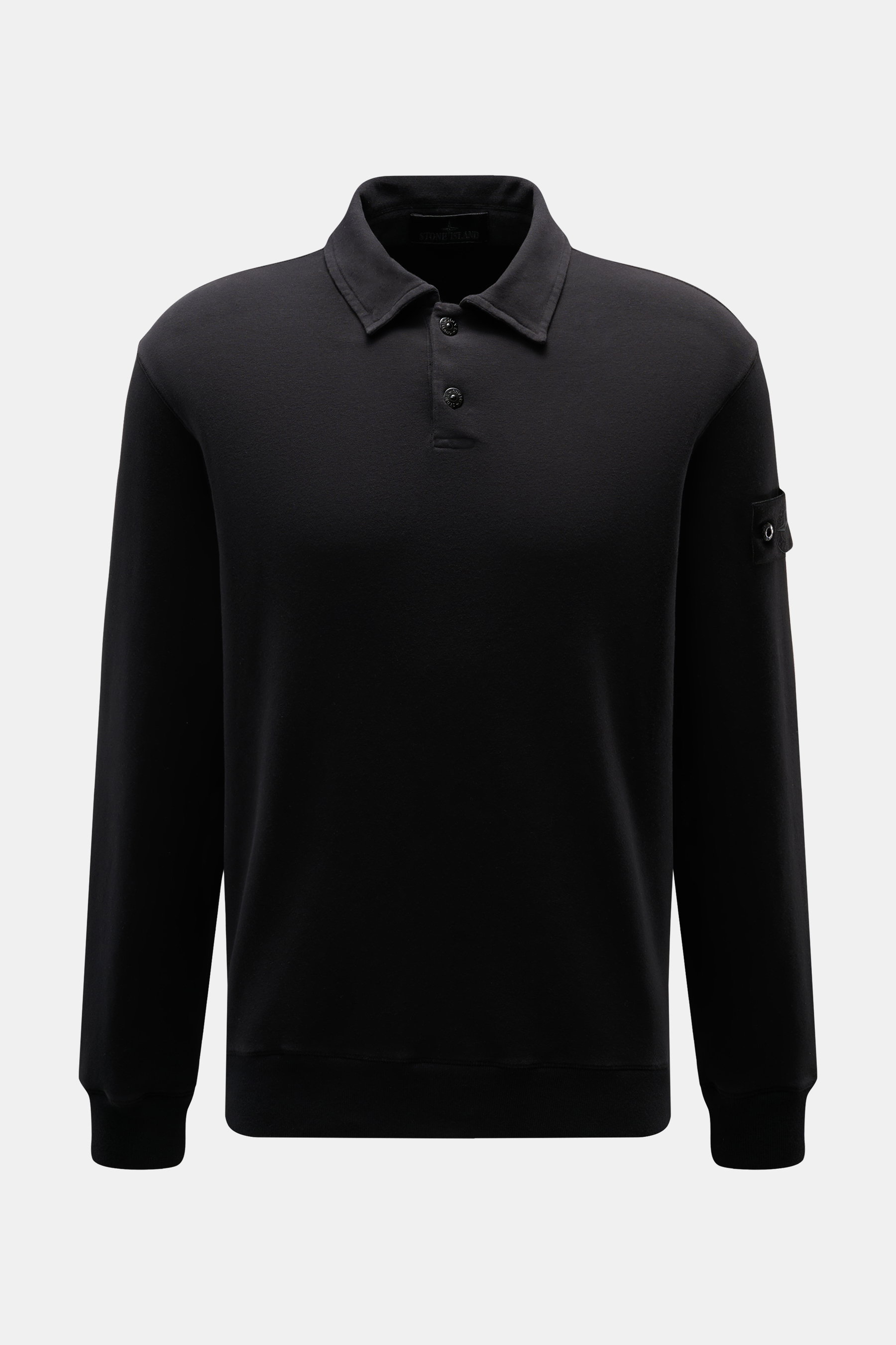Stone Island Longsleeve Sweat-Poloshirt 'Ghost Piece' schwarz, frontal fotografiert, weicher Baumwollsweat, Regular Fit, Polokragen, Patch am Oberarm.