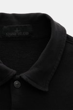 Stone Island Longsleeve Sweat-Poloshirt 'Ghost Piece' schwarz, Nahaufnahme von Polokragen und Label, weicher Baumwollsweat, Regular Fit, Patch am Oberarm.